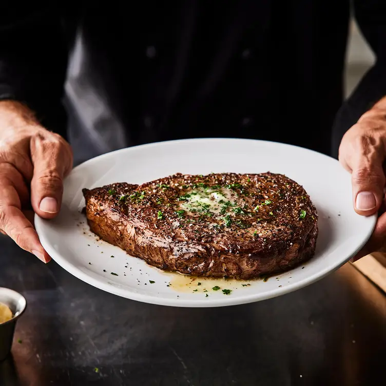 Fleming’s Steakhouse – Livonia