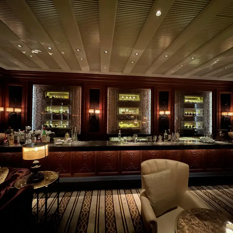 Four Seasons Hong Kong – Caprice Bar