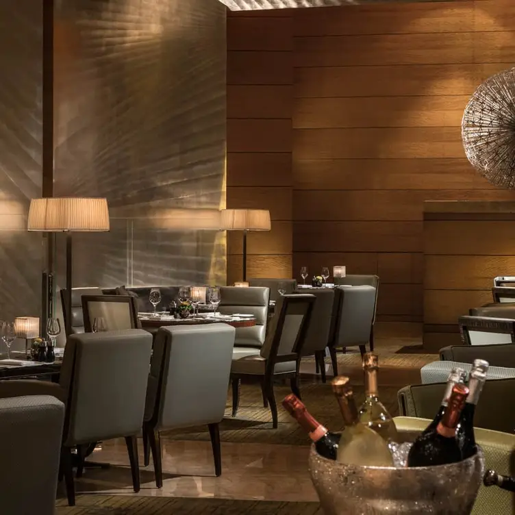 Four Seasons Hong Kong – The Lounge