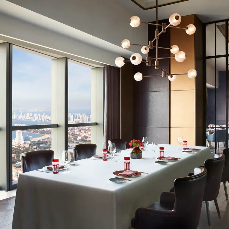 The Carvery & The St. Regis Bar – The St. Regis Qingdao