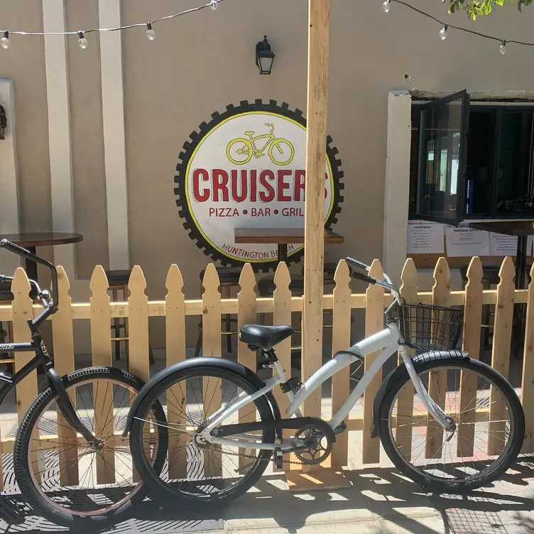 Cruisers Pizza Bar Grill – Huntington Beach