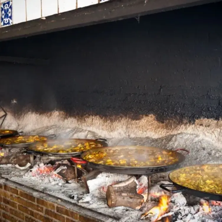 El Chiringuito – Open Seas Paellas Españolas