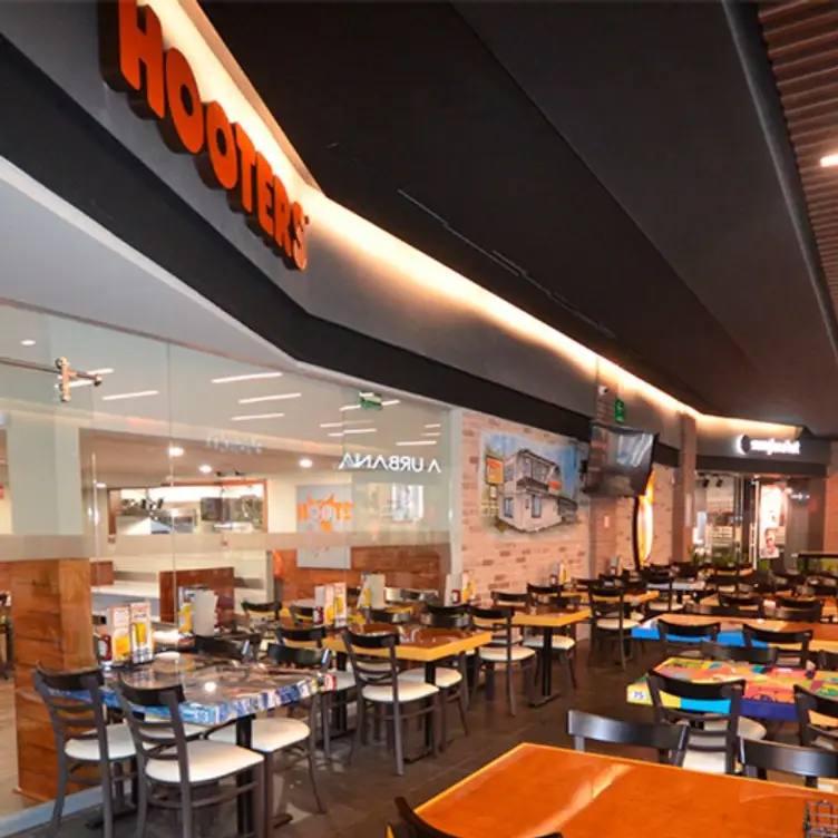 Hooters – La Rosa