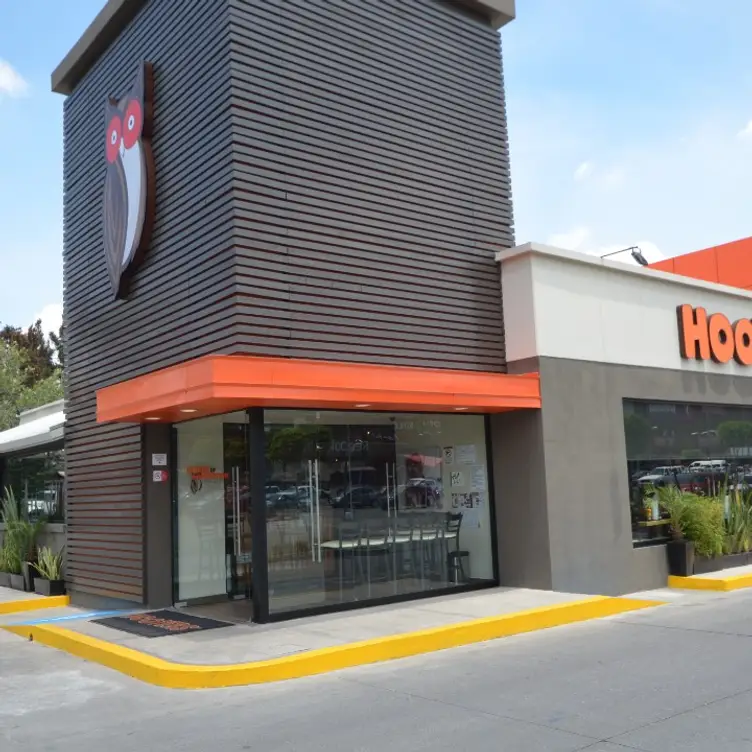 Hooters – Plaza Central