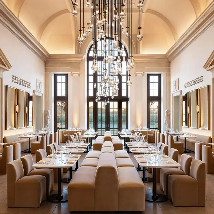 The Dining Room at RH Indianapolis