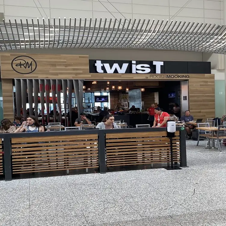 Twist by Roger Mooking – YYZ Terminal 1 Domestic gate D36